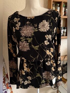 francesca’s Collection Boutique Black Floral Bell Sleeve Top small